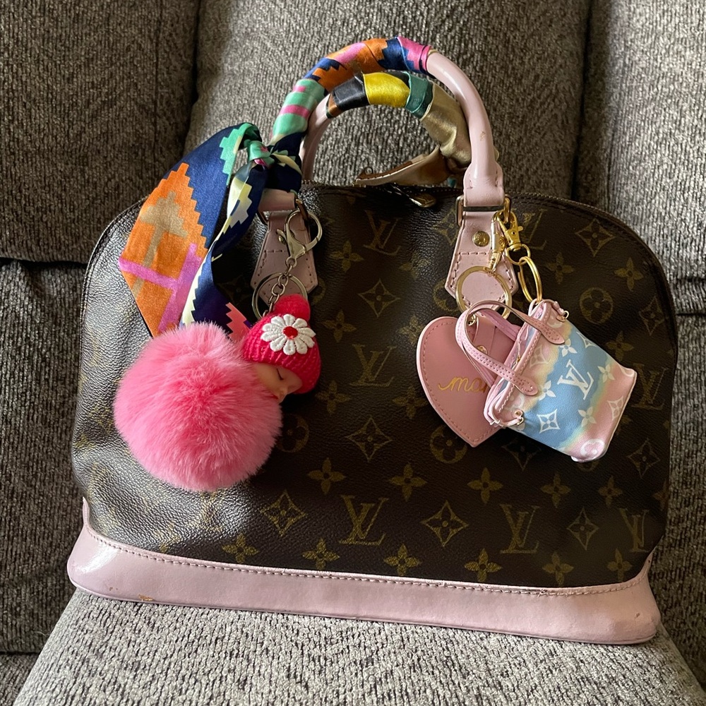 Authentic Louis Vuitton Alma Pm
Gorgeously HAND Painted in PINK leather PAINT